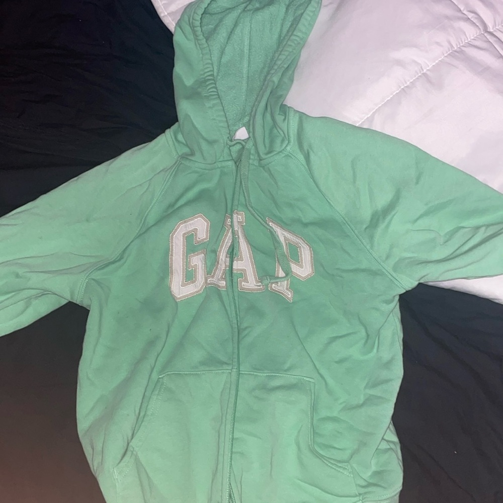 gap médium size sweater